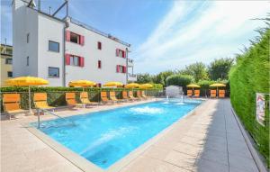 Πισίνα στο ή κοντά στο Cozy Apartment In Cavallino-Treporti