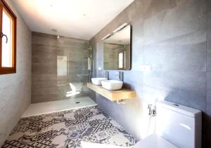 ein Badezimmer mit Waschbecken, Toilette und Spiegel in der Unterkunft Villa Gemma Celebration Haven in Málaga + 40 Fotos