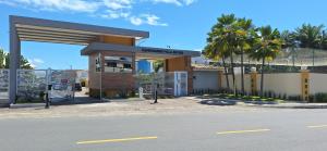 eine Tankstelle an der Straßenseite in der Unterkunft Fantástica Casa 03 Quartos nas belíssimas Praias do Flamengo in Salvador