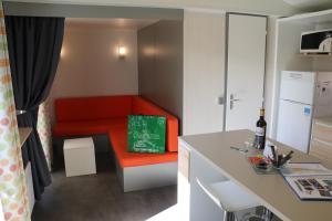 Mobile Homes by KelAir at Camping Sylvamar的厨房或小厨房