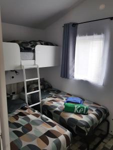 Mobile Homes by KelAir at Camping Sylvamar客房内的一张或多张床位
