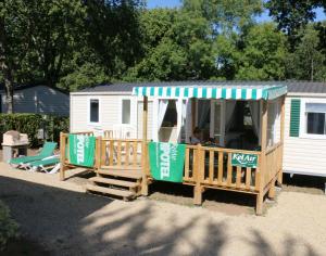 a small house with a restaurant in a yard at Mobile Homes by KelAir at Camping Sylvamar in Labenne