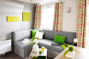 Mobile Homes by KelAir at Camping Sylvamar的休息区