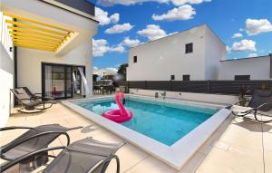 Бассейн в 3 Bedroom Cozy Home In Peroj или поблизости +25 фотографий