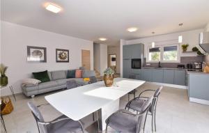 Кухня или мини-кухня в 3 Bedroom Cozy Home In Peroj
