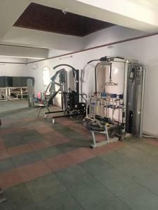 una sala con palestra dotata di macchinari di Dolphin Continental Hotel a Quseir