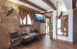Televízia a/alebo spoločenská miestnosť v ubytovaní Cozy Home In Makarska With Sauna