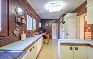 Kuchyňa alebo kuchynka v ubytovaní 3 Bedroom Lovely Home In Breda