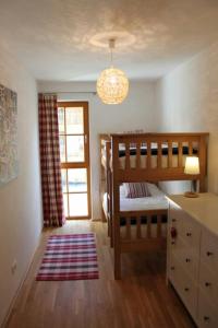 niewielka sypialnia z łóżkiem piętrowym i oknem w obiekcie Jana 4 by SMR Rauris Apartments - inc Spa and near Gondola w mieście Rauris