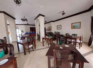 una sala da pranzo con tavoli e sedie in legno di Dolphin Continental Hotel a Quseir