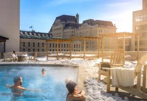 Asiakkaita majoituspaikassa Hilton Quebec