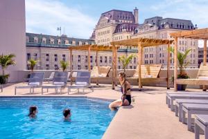 Majoituspaikassa Hilton Quebec tai sen lähellä sijaitseva uima-allas