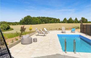 Un patio con piscina y sillas y un campo. en Stunning Home In Stare Sady With Wifi, en Stare Sady