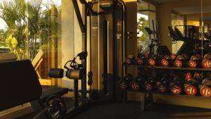 een kamer met een stapel wijnflessen op een plank bij Sunny Aparts 2 in Canggu