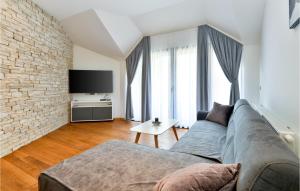 TV a/nebo společenská místnost v ubytování 5 Bedroom Cozy Home In Desni Stefanki