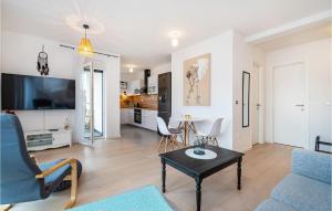 salon z kanapą i stołem w obiekcie 1 Bedroom Beautiful Apartment In Zadar w mieście Zadar