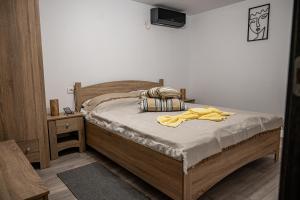 a bedroom with a bed with a yellow robe on it at Casa La Dinamo in 2 Mai