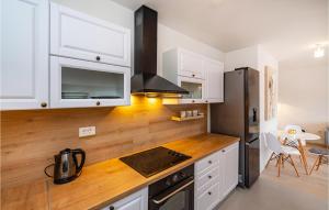 Kuchnia lub aneks kuchenny w obiekcie 1 Bedroom Beautiful Apartment In Zadar