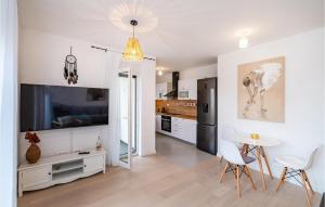 Kuchnia lub aneks kuchenny w obiekcie 1 Bedroom Beautiful Apartment In Zadar