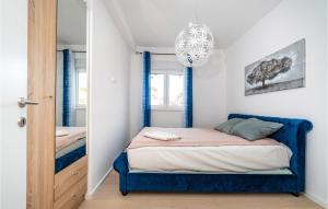 Łóżko lub łóżka w pokoju w obiekcie 1 Bedroom Beautiful Apartment In Zadar