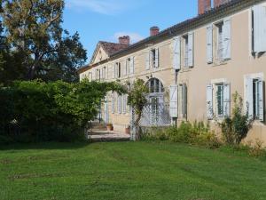 an old house with a yard in front of it at Poliné, private and rustic Golf in Pavie