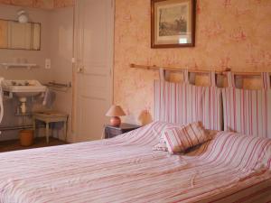 a bedroom with a large bed with a sink and a sink at Poliné, private and rustic Golf in Pavie