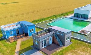 Bazén v ubytování Prima Resort Boddenblick - Camping-Stellplätze - Tiny Houses & Ferienwohnungen in Ostsee Nähe nebo v jeho okolí