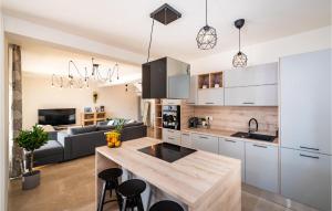 Kuchyň nebo kuchyňský kout v ubytování Cozy Home In Biograd Na Moru With Sauna