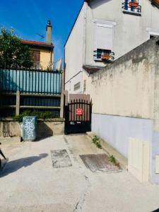 Zdjęcie z galerii obiektu Appart'Hôtel l'Express - 25min de Paris w mieście Romainville