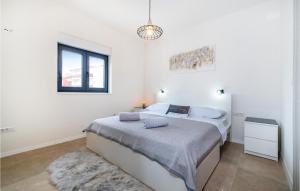 Postel nebo postele na pokoji v ubytování Cozy Home In Biograd Na Moru With Sauna