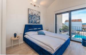 Postel nebo postele na pokoji v ubytování Cozy Home In Biograd Na Moru With Sauna