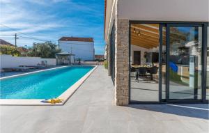 Bazén v ubytování Cozy Home In Biograd Na Moru With Sauna nebo v jeho okolí