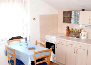 Kuchyň nebo kuchyňský kout v ubytování Apartment Mirni
