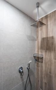 New Gudauri Studio near main Gondola lifts في غودواري: حمام مع دش مع رأس دش