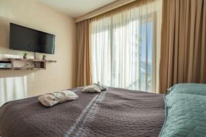 New Gudauri Studio near main Gondola lifts في غودواري: غرفة نوم بها سرير عليه منشفتان