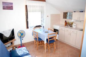 Kuchyň nebo kuchyňský kout v ubytování Apartment Mirni