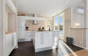 Kuchyň nebo kuchyňský kout v ubytování Beach Front Home In Spøttrup
