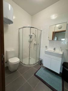 Un baño con ducha, inodoro y lavabo. en Marsalforn Magic Apartment with views 2 minutes from sea, en Marsalforn
