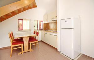 kuchnia ze stołem, krzesłami i lodówką w obiekcie Awesome Apartment In Baska With Wifi w Bašce +10 zdjęć