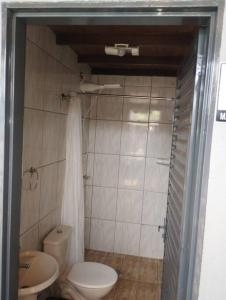 um banheiro com vaso sanitário e pia em Casa com piscina em Ribeirão Preto mais 8 fotografias