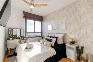 Postel nebo postele na pokoji v ubytování Penthouse with Private Terrace & Pool Access