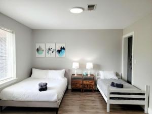 a bedroom with two beds and a night stand with two lamps at Ridgefield Estate 5BED Backyard Games in Plano +28 photos