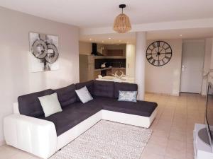 Jacob-BellecombetteVue imprenable avec terrasse de 100 m2的客厅配有黑白沙发