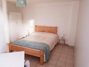 Jacob-BellecombetteVue imprenable avec terrasse de 100 m2的卧室里有一张带木质床头板的大床