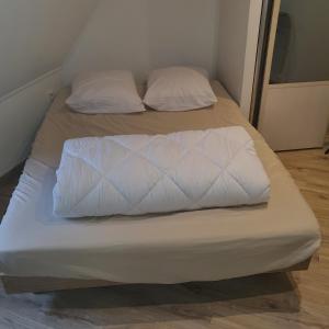 Ένα ή περισσότερα κρεβάτια σε δωμάτιο στο Studio Obernai