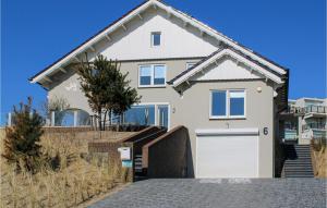 诺德韦克Thalatta的带车库的白房子