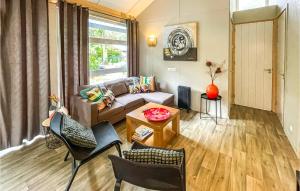 Χώρος καθιστικού στο Awesome Home In Meijel With Sauna