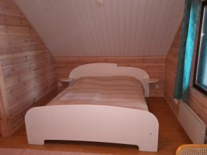 a small bedroom with a bed in a attic at Katajaranta in Karvonen