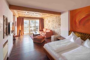 A bed or beds in a room at Hotel Krallerhof