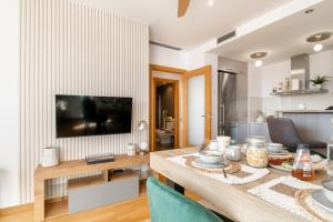 TV a/nebo společenská místnost v ubytování Penthouse with Private Terrace & Pool Access